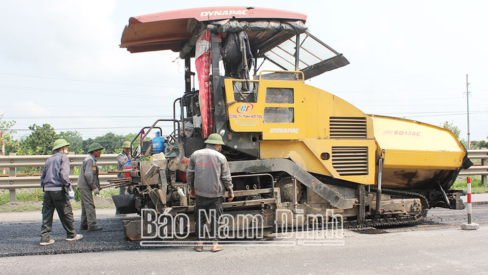 Bảo dưỡng, sửa chữa Quốc lộ 10 đoạn qua địa bàn huyện Vụ Bản đảm bảo êm thuận góp phần giảm thiểu nguy cơ tai nạn giao thông.