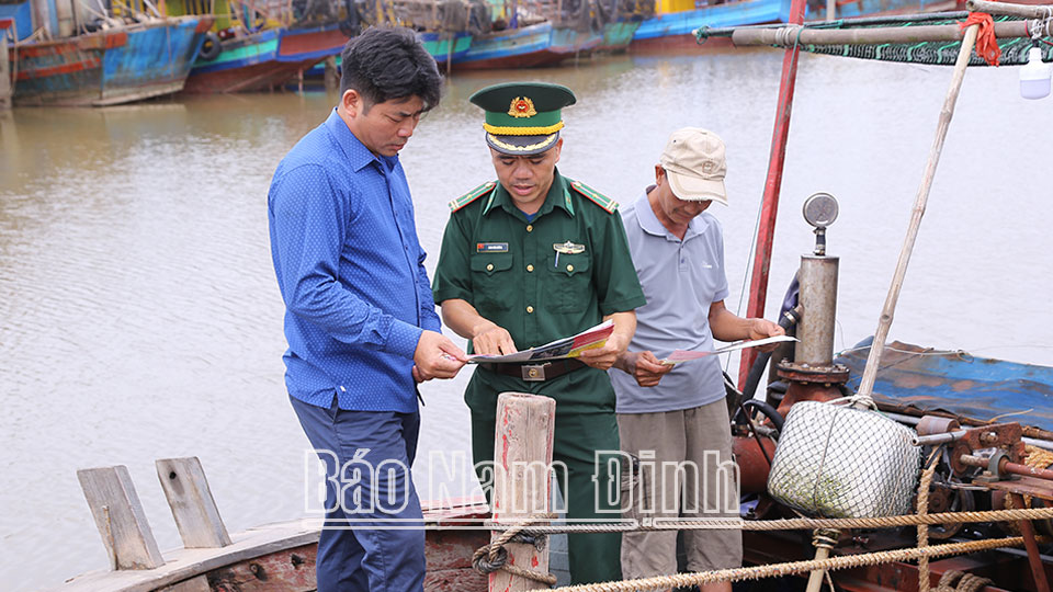 Cán bộ Đồn Biên phòng Ba Lạt (Giao Thủy) tuyên truyền, phổ biến pháp luật về nghề cá cho ngư dân.