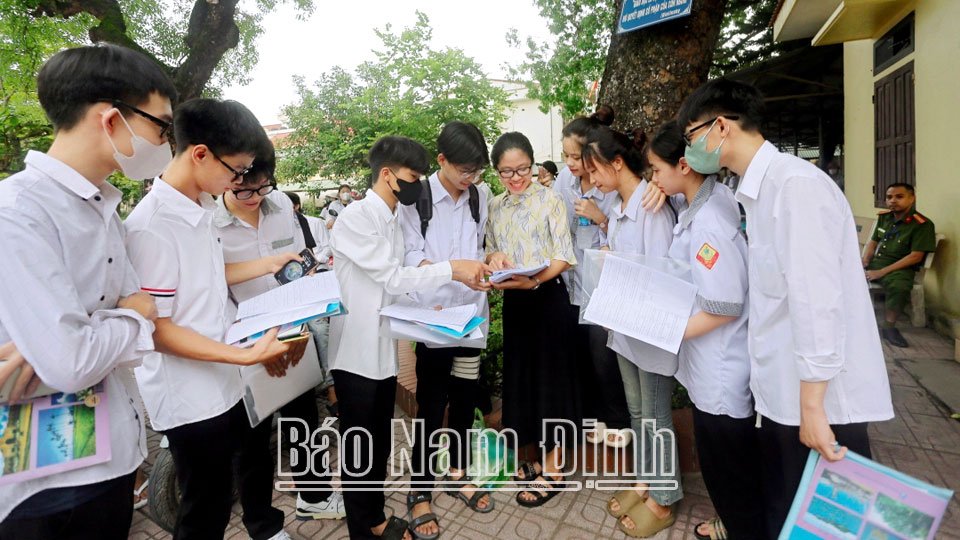 Niềm vui của học sinh THPT Tống Văn Trân (Ý Yên) làm Tốt bài thi Tổ hợp.