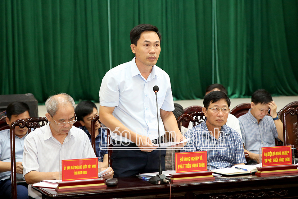 Đồng chí Nguyễn Văn Hữu, Phó Giám đốc Sở NN và PTNT tỉnh trả lời nhân dân liên quan đến chính sách nuôi trồng thủy sản trên địa bàn.
