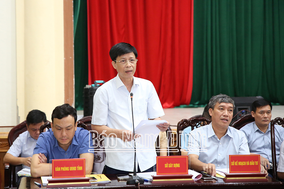 Đồng chí Vũ Văn Hưng, TUV, Giám đốc Sở Xây dựng trả lời một số nội dung về quy hoạch xây dựng trên địa bàn. 