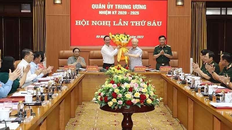 Tổng Bí thư Nguyễn Phú Trọng, Bí thư Quân ủy Trung ương chúc mừng Chủ tịch nước Võ Văn Thưởng được Bộ Chính trị chỉ định tham gia Ban Thường vụ Quân ủy Trung ương. (Ảnh: TTXVN)
