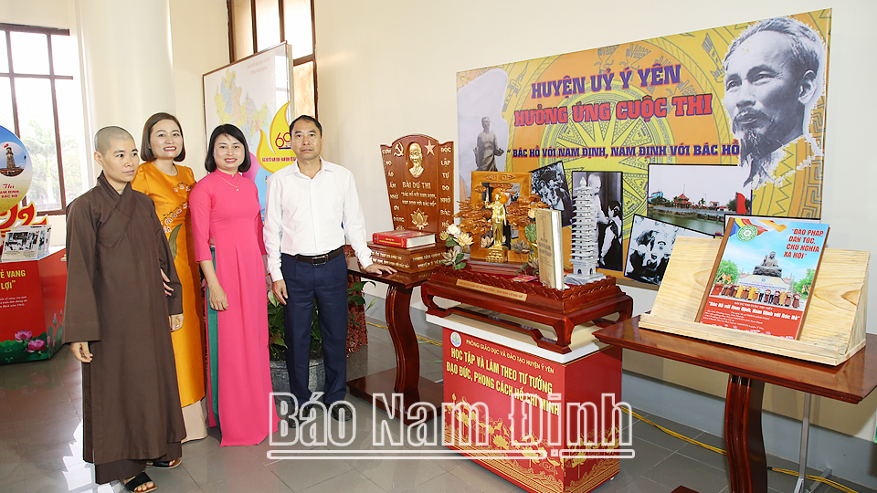 Lãnh đạo huyện Ý Yên và các tác giả xem trưng bày các tác phẩm tiêu biểu của huyện tham gia Cuộc thi viết “Bác Hồ với Nam Định, Nam Định với Bác Hồ”.