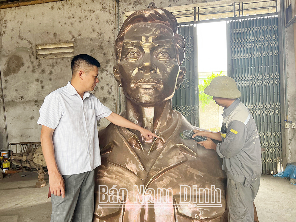 Anh Nguyễn Văn Nam, Giám đốc Công ty TNHH Đúc Đại Nam, Cụm công nghiệp làng nghề thị trấn Lâm (Ý Yên) hướng dẫn thợ hoàn thiện một sản phẩm đúc tượng truyền thần.