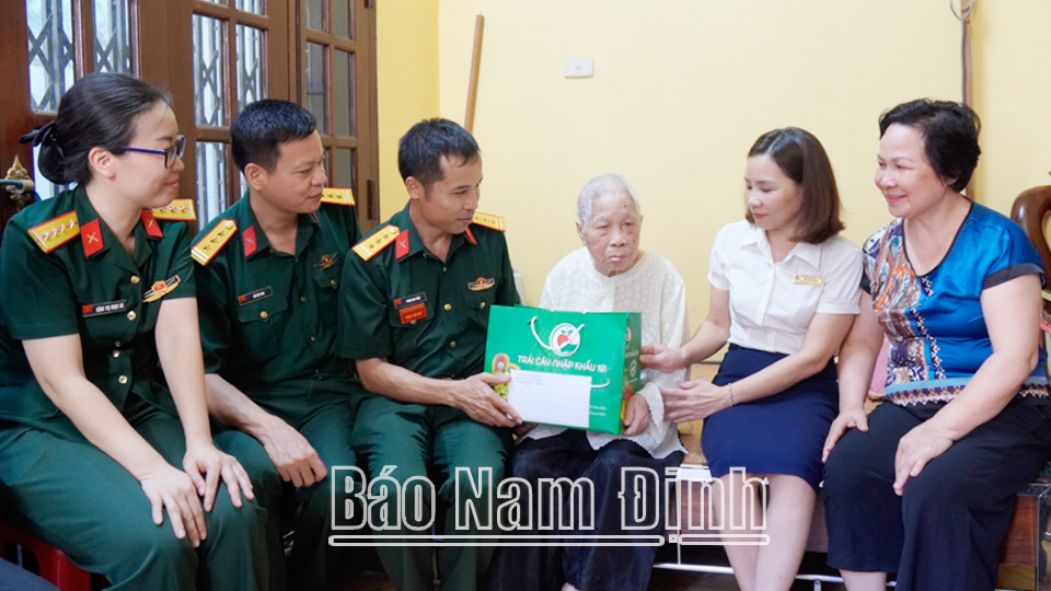 Ban Chỉ huy Quân sự thành phố Nam Định nhận phụng dưỡng Bà mẹ Việt Nam Anh hùng