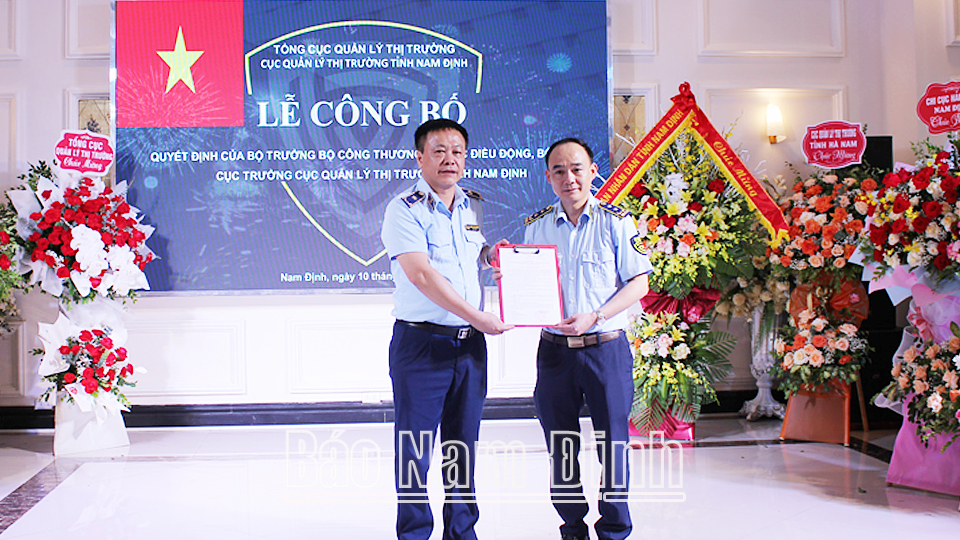Đồng chí Hoàng Ánh Dương, Phó Tổng Cục trưởng Tổng cục quản lý thị trường trao Quyết định bổ nhiệm cho tân Cục trưởng Cục quản lý thị trường Nam Định Lê Quang Tú.