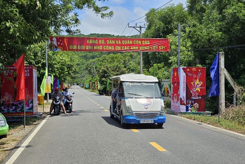 Côn Đảo những ngày tháng 7 rực rỡ băng rôn, cờ, hoa rực rỡ chào mừng kỷ niệm Ngày Thương binh-Liệt sĩ.

