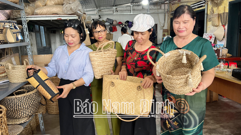 Hội viên phụ nữ thành phố Nam Định tham quan, học tập mô hình kinh tế tiêu biểu của phụ nữ huyện Xuân Trường.