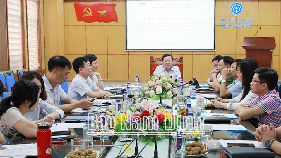 Các đại biểu dự Hội nghị trực tuyến sơ kết công tác chuyển đổi số ngành Bảo hiểm xã hội tại điểm cầu Nam Định. 