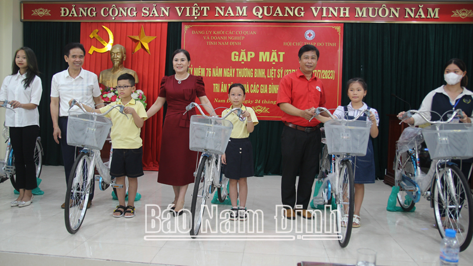 Đảng ủy Khối các Cơ quan và Doanh nghiệp tỉnh, Hội Chữ thập đỏ tỉnh và các nhà tài trợ trao tặng xe đạp cho con em gia đình thương binh, liệt sỹ trong Khối.
