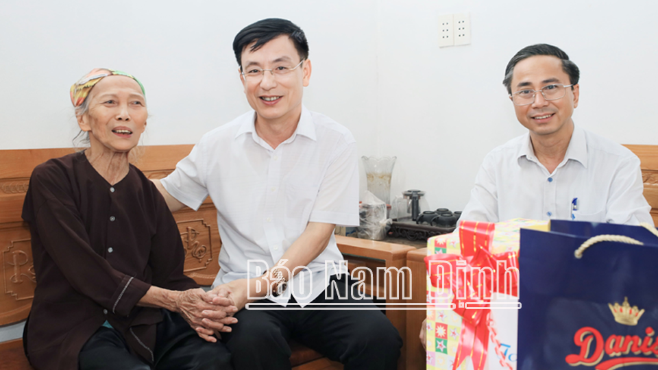 Đồng chí Chủ tịch UBND tỉnh thăm, tặng quà gia đình chính sách, người có công huyện Xuân Trường