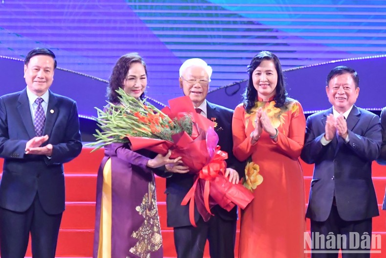 Lãnh đạo Liên hiệp các Hội Văn học nghệ thuật Việt Nam trao kỷ niệm chương Vì sự nghiệp Văn học nghệ thuật Việt Nam và tặng hoa Tổng Bí thư Nguyễn Phú Trọng.
