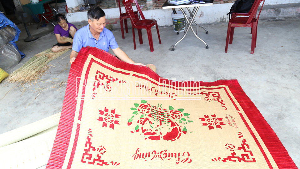 Ông Mai Văn Đoan, xóm 14, xã Xuân Ninh (Xuân Trường) giới thiệu sản phẩm chiếu đậu  của gia đình.
