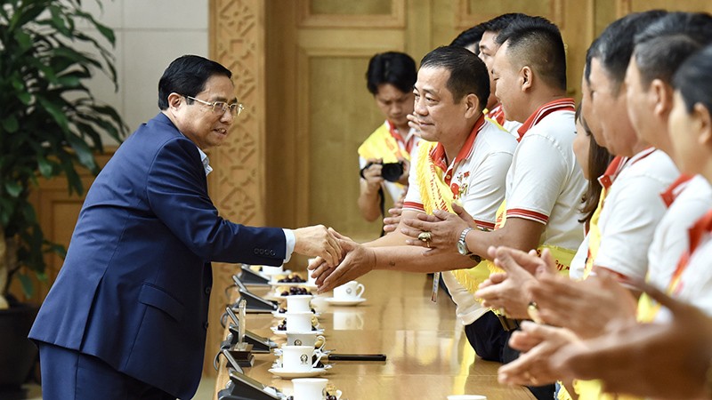 Thủ tướng Phạm Minh Chính gặp gỡ người hiến máu tình nguyện tiêu biểu toàn quốc năm 2023. 