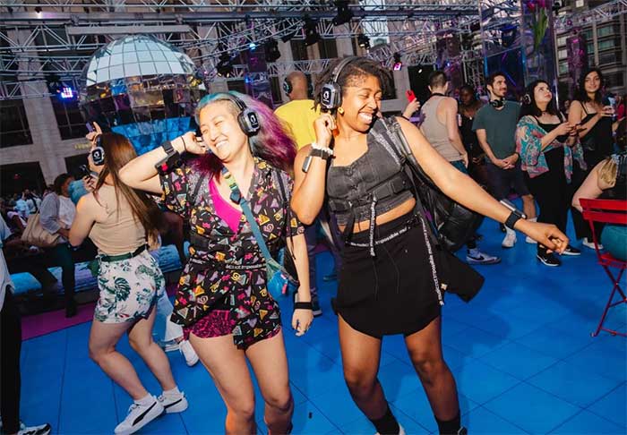 Nhờ thiết bị haptic suit, người khiếm thính có thể hòa mình vào âm nhạc trong buổi hòa nhạc khiêu vũ Silent Disco ở Trung tâm Lincoln, thành phố New York ngày 1/7. (Ảnh: NPR)

