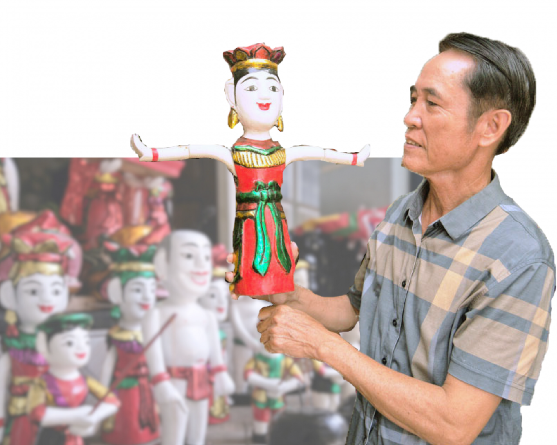 Nghệ nhân giới thiệu sản phẩm làng nghề chế tác rối nước thôn Rạch, xã Hồng Quang (Nam Trực)