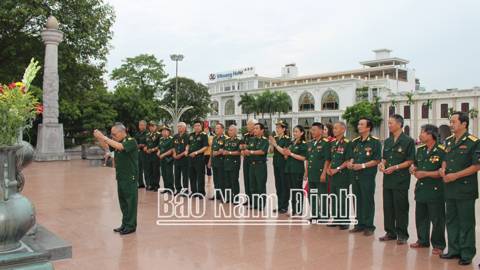 Đoàn đại biểu Hội Chiến sĩ Thành cổ Quảng Trị năm 1972 tỉnh thành kính dâng hương, hoa tưởng niệm Hưng Đạo Đại Vương Trần Quốc Tuấn và các Anh hùng Liệt sĩ trước khi xuất quân về thăm chiến trường xưa./.