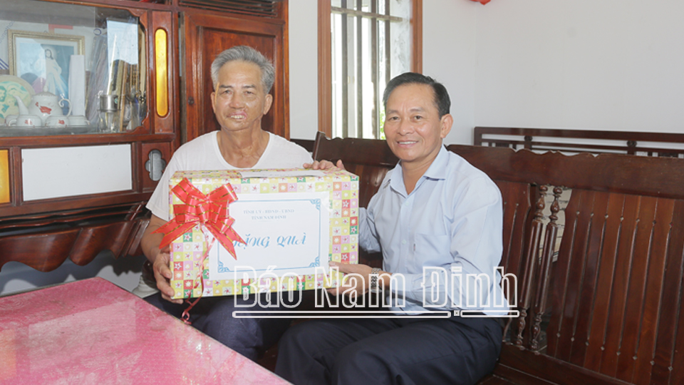 Đồng chí Nguyễn Phùng Hoan, Ủy viên Ban TVTU, Phó Chủ tịch Thường trực HĐND tỉnh đến thăm, tặng quà gia đình ông Trần Văn Cương, xóm 2, xã Nghĩa Hải, thương binh 81%.ĐT2
            