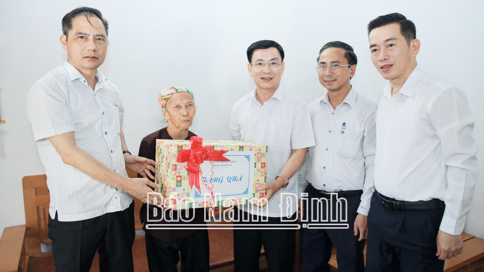 Đồng chí Chủ tịch UBND tỉnh Phạm Đình Nghị tặng quà bà Bùi Thị Thìn là vợ Liệt sĩ ở tổ dân phố số 7, thị trấn Xuân Trường.