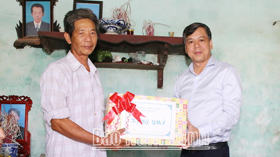 Đồng chí Phó Chủ tịch UBND tỉnh Trần Lê Đoài thăm, tặng quà ông Trần Tuấn Chỉnh, người hoạt động kháng chiến bị nhiễm chất độc hóa học, ở thôn Thượng Đồng, xã Hiển Khánh.