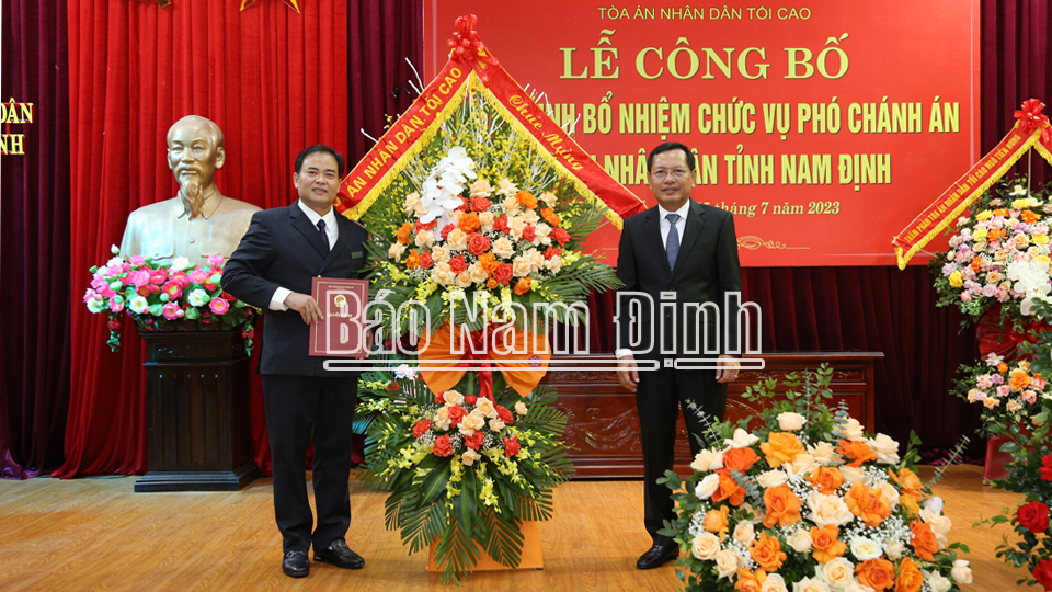Đồng chí Nguyễn Văn Du, Ủy viên Ban cán sự đảng, Phó Chánh án Tòa án nhân dân tối cao tặng hoa chúc mừng tân Phó Chánh án Tòa án nhân dân tỉnh.
