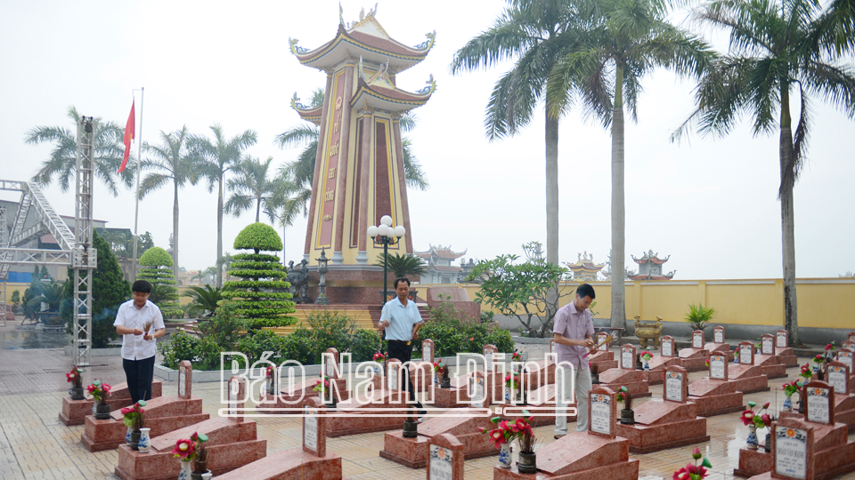 Lãnh đạo thị trấn Ngô Đồng (Giao Thủy) thắp hương tưởng nhớ các anh hùng liệt sĩ tại nghĩa trang liệt sĩ quê hương.