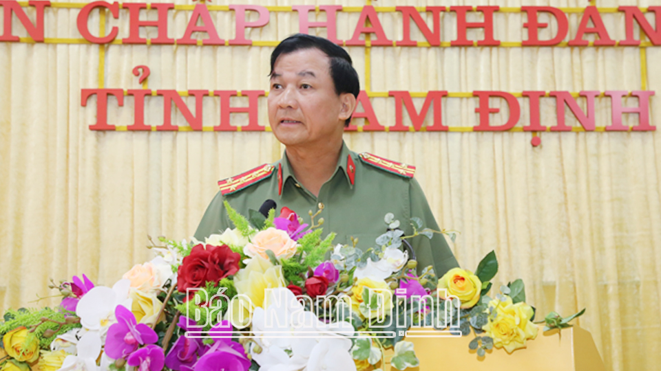 Đồng chí Đại tá Trần Minh Tiến, Ủy viên Ban TVTU, Giám đốc Công an tỉnh trình bày tham luận tại hội nghị.