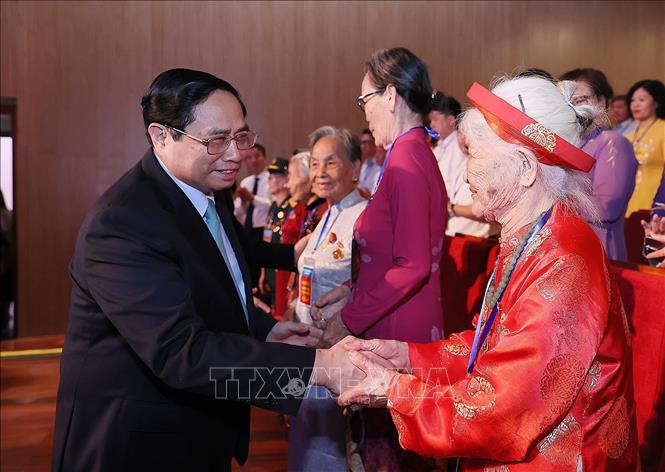 Thủ tướng Phạm Minh Chính thăm hỏi các Mẹ Việt Nam Anh hùng tham dự Hội nghị biểu dương người có công với cách mạng tiêu biểu toàn quốc năm 2023. 