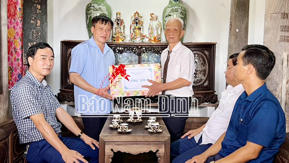 Đồng chí Phó Chủ tịch HĐND tỉnh Mai Thanh Long thăm, tặng quà cụ Vũ Đình Nghiêm là gia đình liệt sĩ tiêu biểu ở xã Yên Trị.