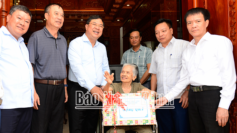 Đồng chí Bí thư Tỉnh ủy Phạm Gia Túc thăm, tặng quà bà Vũ Thị Thơm là vợ liệt sĩ, ở xóm 10, xã Hải Trung.
            