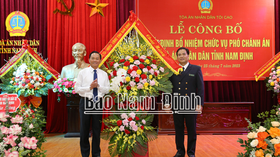Đồng chí Nguyễn Phùng Hoan, Uỷ viên Ban TVTU, Phó Chủ tịch Thường trực HĐND tỉnh tặng hoa chúc mừng tân Phó Chánh án Tòa án nhân dân tỉnh.
