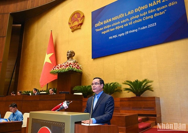 Chủ tịch Tổng Liên đoàn Lao động Việt Nam Nguyễn Đình Khang trình bày báo cáo tổng hợp tâm tư, nguyện vọng, kiến nghị, đề xuất của đoàn viên công đoàn, công nhân, viên chức, người lao động.