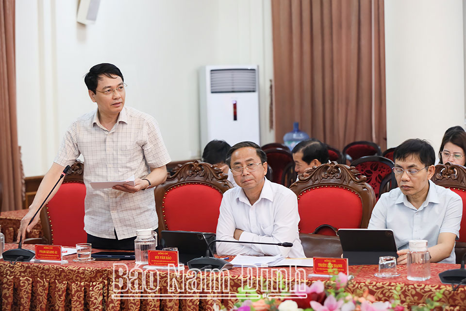 Đồng chí Phạm Quang Ái, TUV, Bí thư Huyện ủy Giao Thủy phát biểu tại hội nghị.