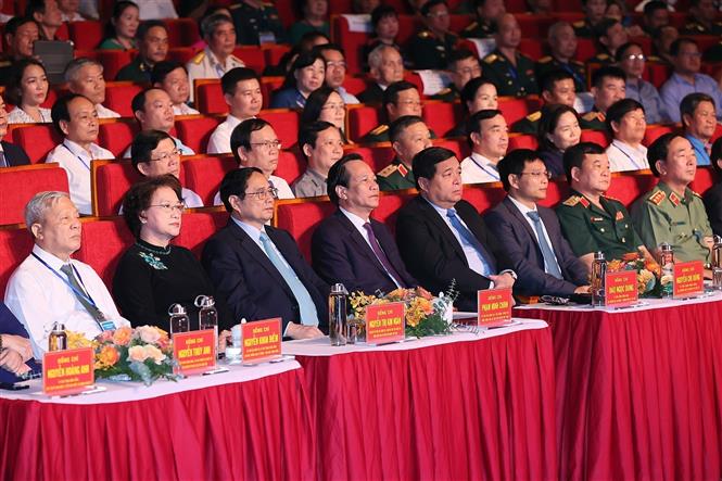 Thủ tướng Phạm Minh Chính và các đại biểu dự Hội nghị biểu dương người có công với cách mạng tiêu biểu toàn quốc năm 2023. 