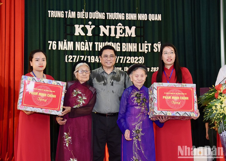 Thủ tướng Phạm Minh Chính tặng quà động viên hai Bà Mẹ Việt Nam Anh hùng.