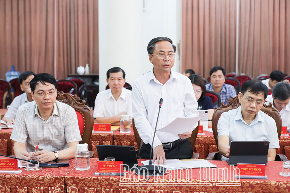 Đồng chí Bùi Văn Hảo, TUV, Bí thư Huyện ủy Xuân Trường phát biểu tại hội nghị.