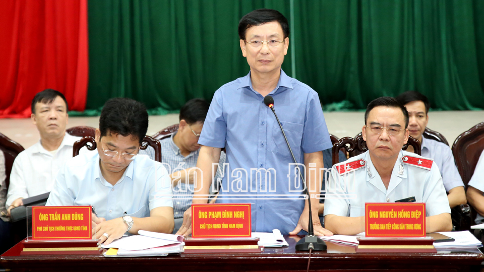 Đồng chí Phạm Đình Nghị, Phó Bí thư Tỉnh ủy, Chủ tịch UBND tỉnh phát biểu tại buổi tiếp công dân huyện Nghĩa Hưng. 