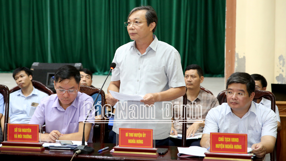 Đồng chí Sái Hồng Thanh, TUV, Bí thư Huyện ủy, Chủ tịch HĐND huyện Nghĩa Hưng trả lời một số ý kiến của nhân dân liên quan đến khu vực đất Cồn Xanh.