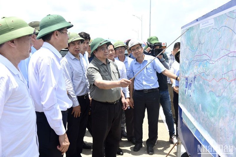 Thủ tướng Phạm Minh Chính thị sát dự án đầu tư xây dựng tuyến đường Đông-Tây Ninh Bình.