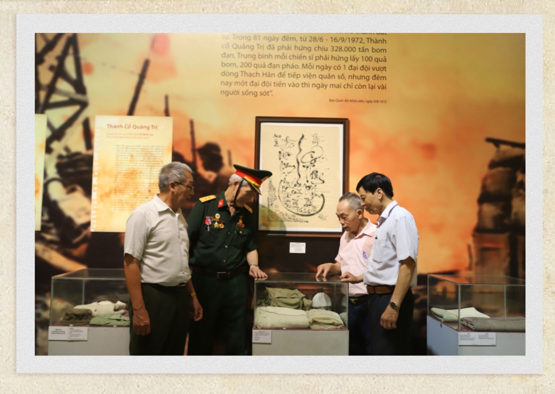 Ông Vũ Đình Lưu cùng đồng đội ôn lại kỷ niệm những ngày tháng chiến đấu bảo vệ Tổ quốc.