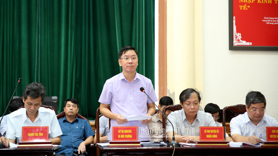 Đồng chí Phạm Văn Sơn, TUV, Giám đốc Sở TN-MT phát biểu một số ý kiến liên quan đến lĩnh vực đất đai. 