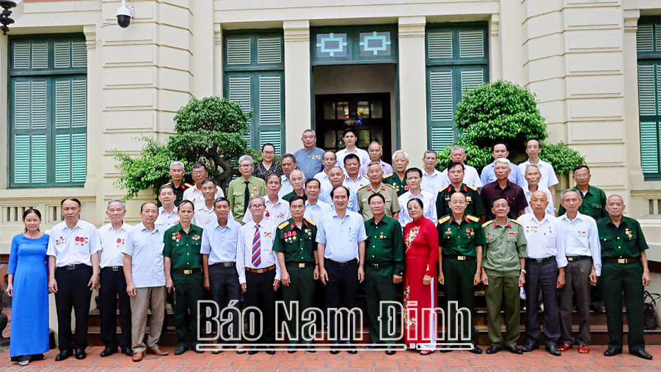 Thứ trưởng Bộ Lao động, Thương binh và Xã hội Nguyễn Văn Hồi chụp ảnh lưu niệm cùng Đoàn đại biểu người có công tiêu biểu tỉnh Nam Định 