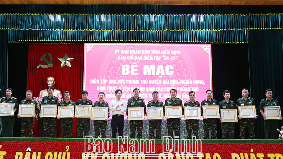 Đồng chí Phó Chủ tịch Thường trực UBND tỉnh Trần Anh Dũng đã trao Bằng khen cho 16 cá nhân đạt thành tích xuất sắc trong cuộc diễn tập KVPT, bảo đảm tác chiến phòng thủ năm 2023. 