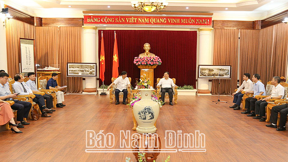 Đồng chí Bí thư Tỉnh ủy làm việc với Đoàn công tác của Bệnh viện Bạch Mai (Hà Nội)