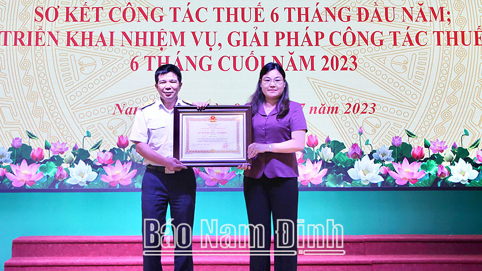 Thừa ủy quyền, đồng chí Phó Chủ tịch UBND tỉnh Hà Lan Anh trao Huân chương Lao động hạng Ba cho đồng chí Lê Đức Thuận, Phó Cục Trưởng Cục Thuế tỉnh.