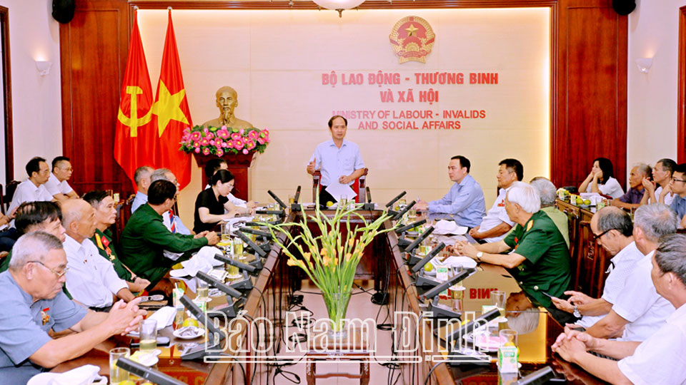 Thứ trưởng Bộ Lao động, Thương binh và Xã hội Nguyễn Văn Hồi phát biểu tại buổi gặp mặt. 