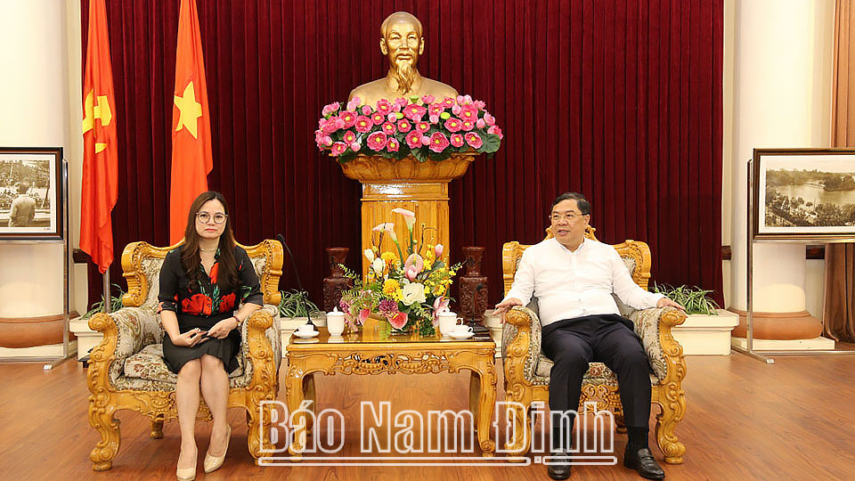 Đồng chí Phạm Gia Túc, Ủy viên BCH Trung ương Đảng, Bí thư Tỉnh ủy tiếp và làm việc với đồng chí Nguyễn Thu Nhiễu, Cục trưởng Cục Hải quan Hà Nam Ninh. 