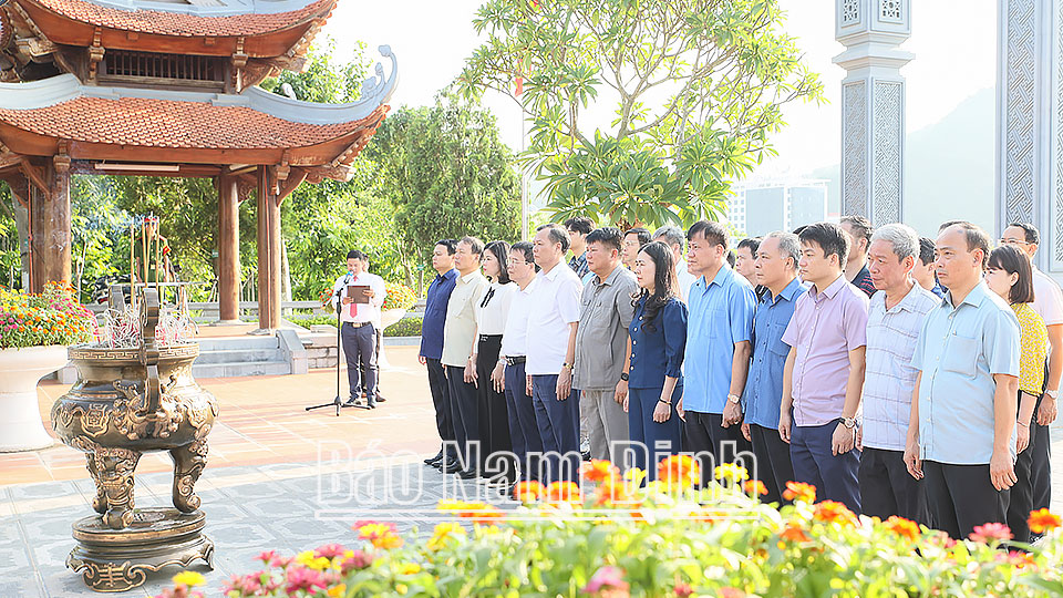 Đoàn đại biểu tỉnh Nam Định và tỉnh Thái Bình dâng hương tưởng nhớ Chủ tịch Hồ Chí Minh tại Đền thờ Bác Hồ, tỉnh Sơn La.