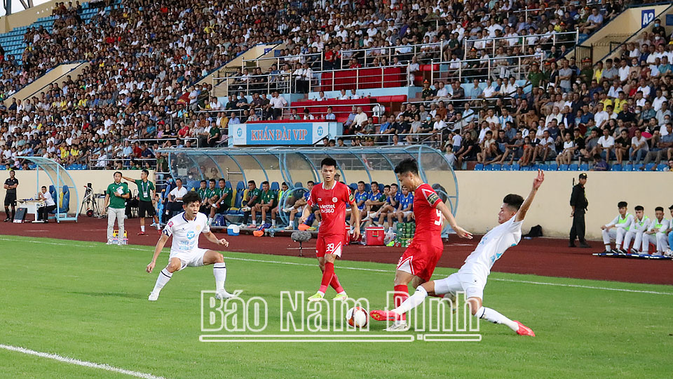 Tình huống tranh chấp bóng của các cầu thủ Thép Xanh Nam Định và Viettel.