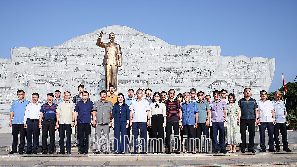 Các đồng chí lãnh đạo tỉnh chụp ảnh lưu niệm tại tượng đài Bác Hồ với đồng bào các dân tộc Tây Bắc (thành phố Sơn La)